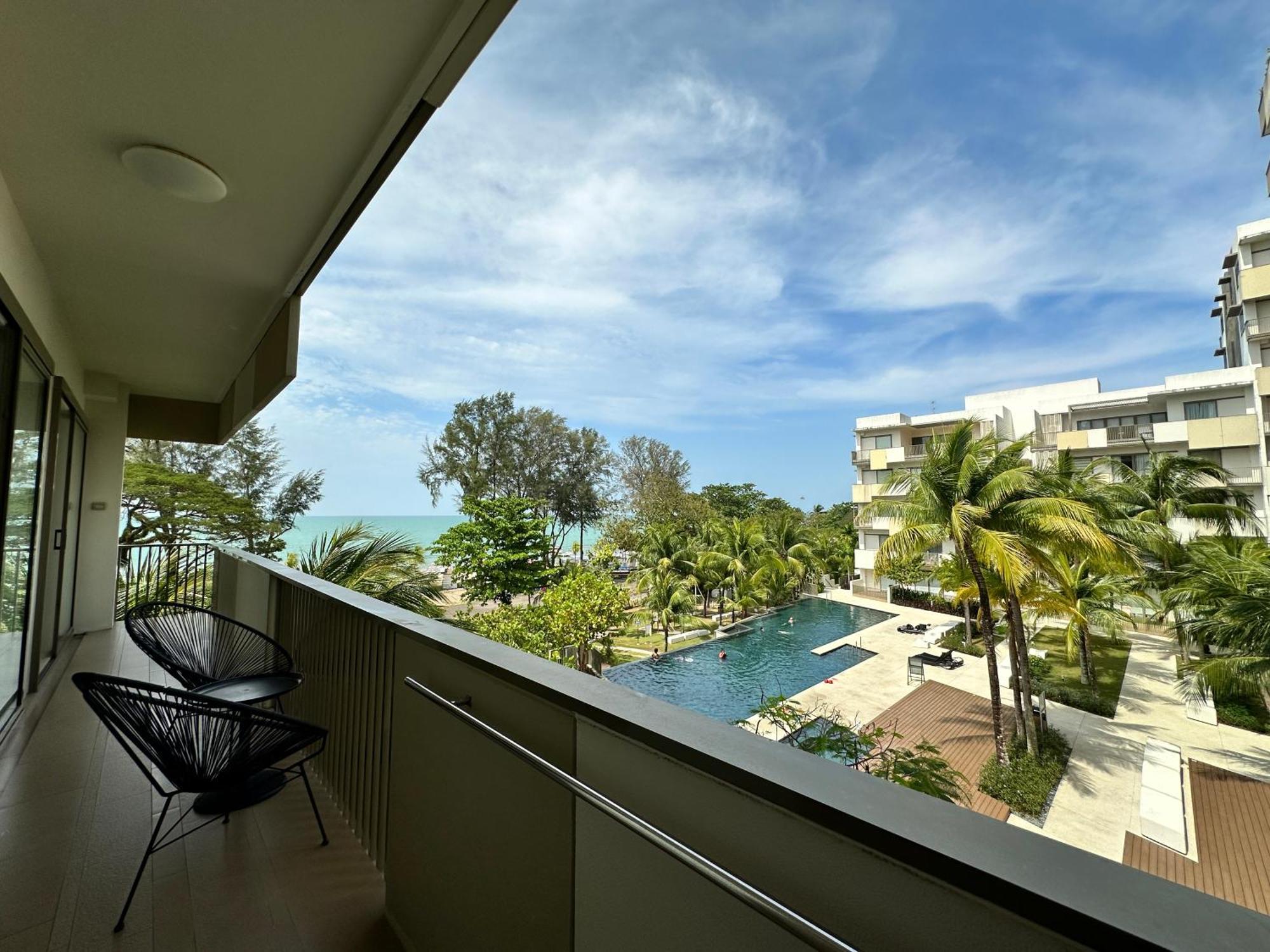 By The Sea- Pool And Sea View Apartment บาตูเฟอริงกี ภายนอก รูปภาพ